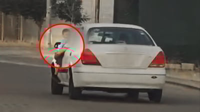 شۆفێرێک لە کاتی لێخوڕیندا سەرکێشی بە ژیانی منداڵێکەوە دەکات 