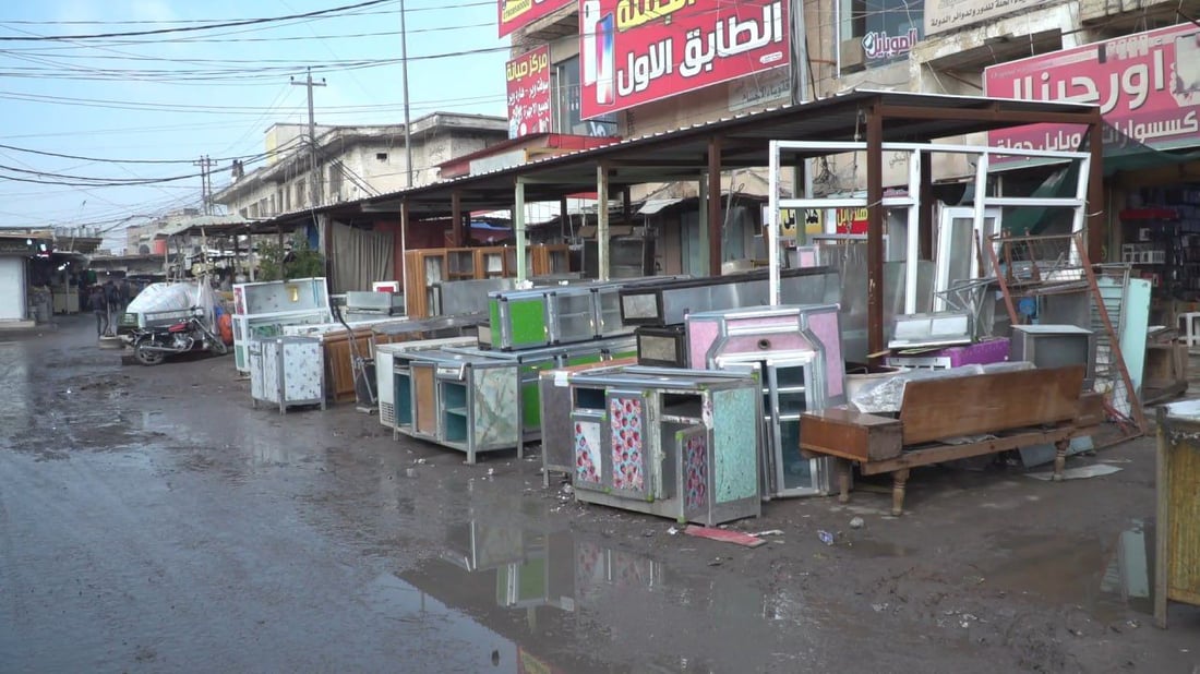 صور: أهل الحلة لا يمشون على الأرصفة “القافلة”.. البلدية تتوعد بغرامة نصف مليون