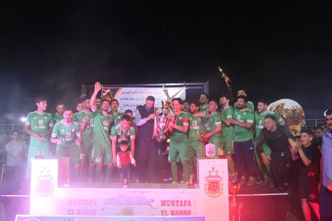 “شيل.. شيل يا طويل العمر”.. فريق الأصدقاء يرفع كأس بلد بعد نهائي مثير (صور)