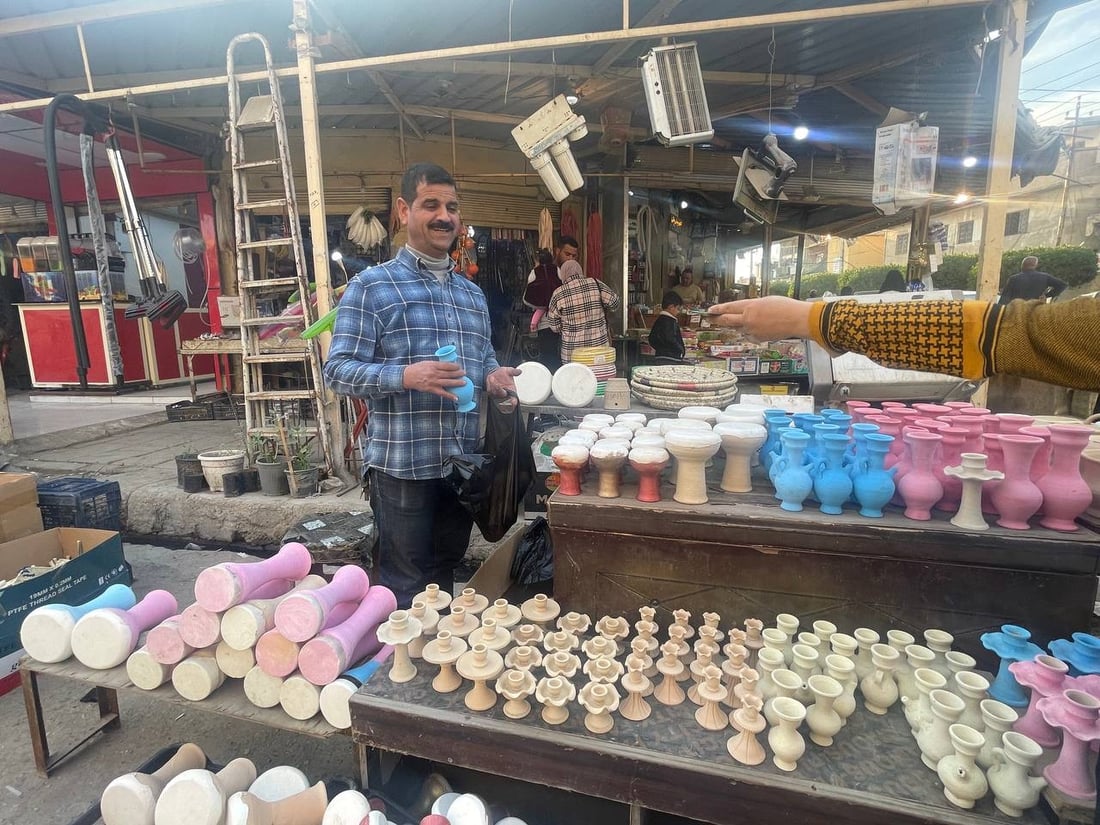 صور: نساء ديالى في سوق بعقوبة القديم وفاءً لنذر “زكريا” وطلباً للذرية