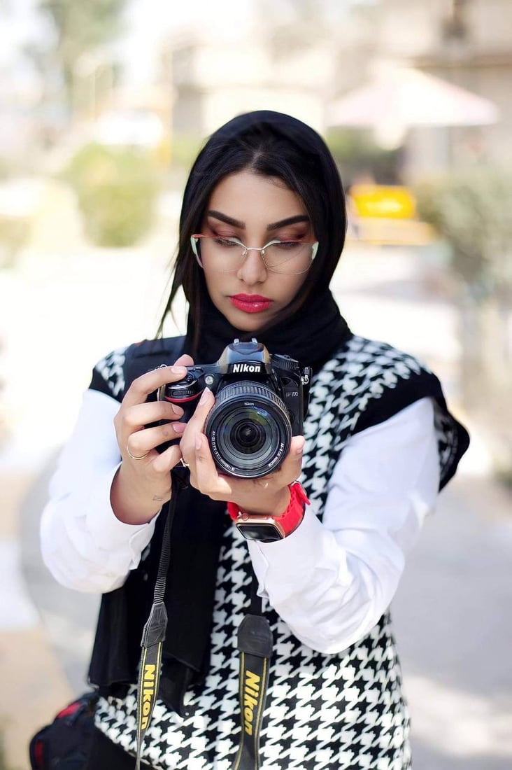 صور: للنساء حصراً.. مينا الجميلي تفتتح أول أستوديو تصوير في طويريج