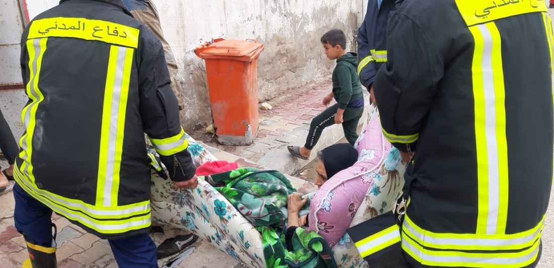 صور: إنقاذ امرأة مسنة بعد انهيار أجزاء من منزلها بسبب الأمطار في ميسان