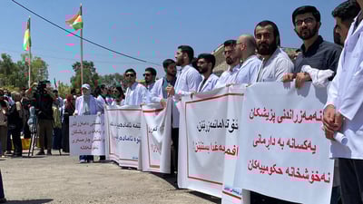 بە تابوتێکى رەشەوە؛ پزیشکان بەیەکەوە گردبوونەوە و داواى دامەزران و پلەبەرزکردنەوە دەکەن