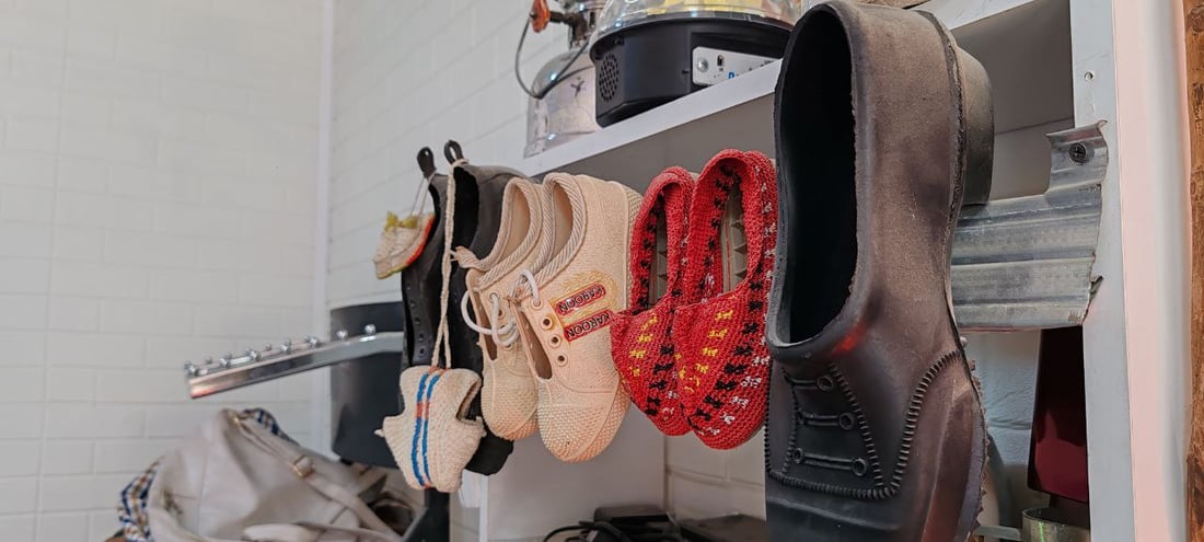 کۆنترین پینەدۆزى دوزخورماتوو بە قاچێکەوە کار دەکات