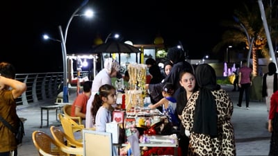 بازار الفلوجة الخيري.. أكثر من 50 شاباً وشابة يروجون للإبداع والحرف اليدوية
