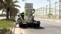 شاهد: آلية متطورة تنظف شوارع سفوان وتشفط الأتربة بدقائ