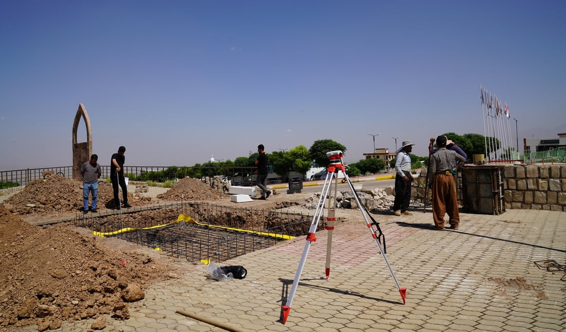 بە بەردی رەش نافورەیەک لە کەمپی زانکۆی هەڵەبجە دروست دەکرێت