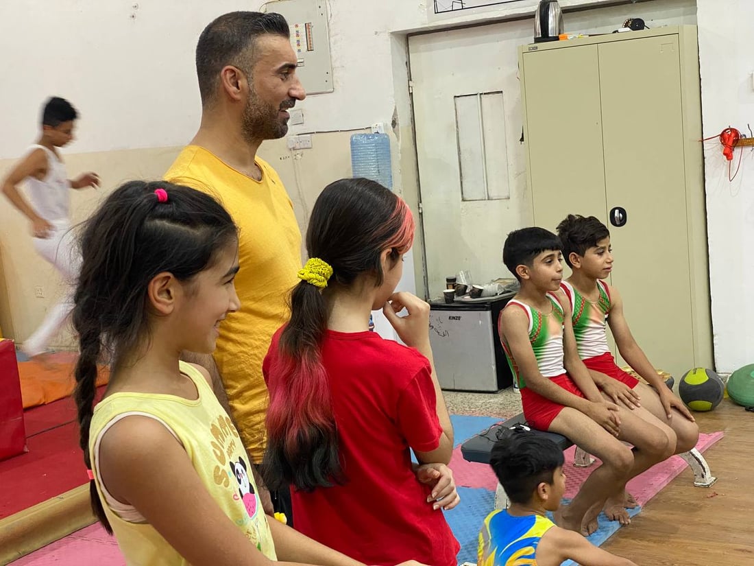 كابتن نوار يدرب أطفال البصرة لذهبية آسيا.. مرح وقساوة في قاعة الجمباز (فيديو)