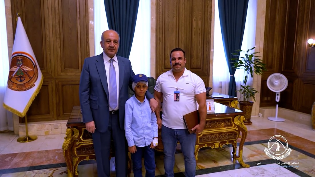 وزير الدفاع يكرم مقاتلاً تولى رعاية طفل فقد والديه خلال تحرير الموصل