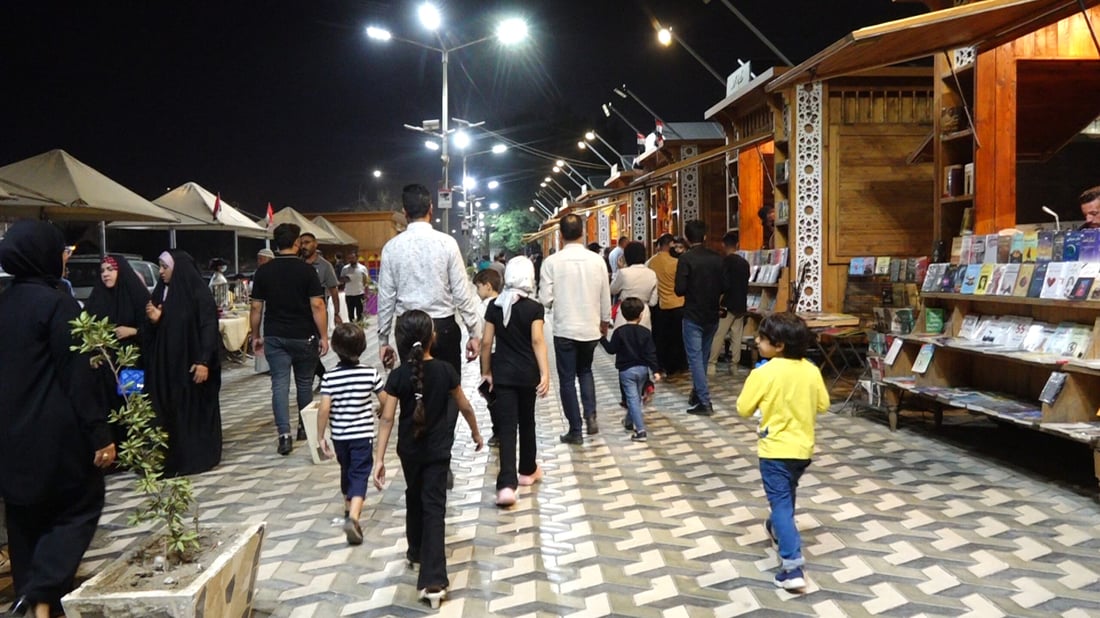 شاهد البصرة ليلاً.. شارع الكتب يضج باليافعين ويغريهم النقد الديني وأعمال الرواية