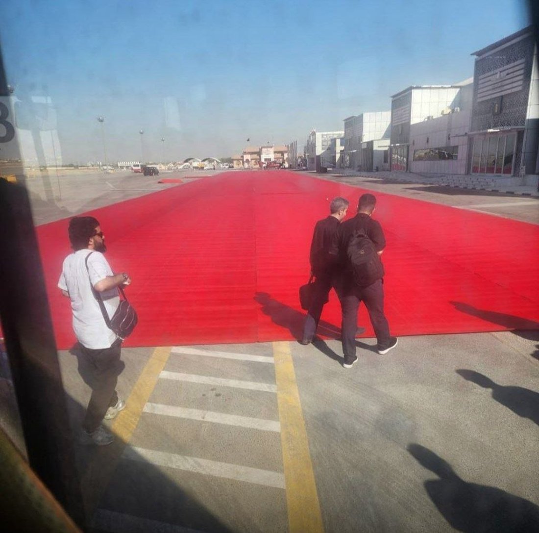 السجاد الأحمر فرش في النجف لاستقبال جثمان خامنئي.. والوصول مساءً