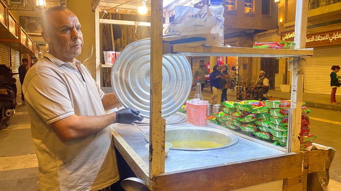 صور: ليل المتنبي لا يقل جمالاً عن نهاره.. باعة إندومي ودولمة وجبس نيتروجين!