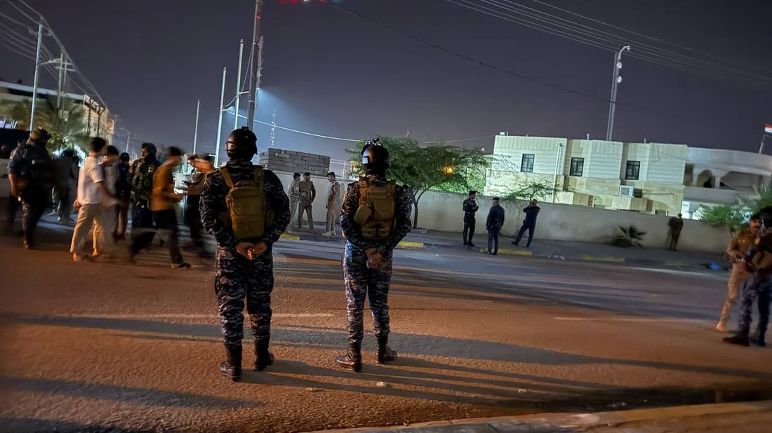 صور: عشائر المدينة تحتشد في جامع الزهراء بعد إزالة الشرطة لافتة إغلاق القائمقامية