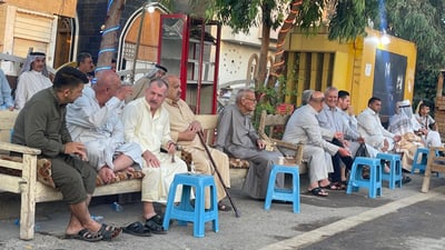 في مقاهي بهرز العتيقة.. أسرار حول الغرباء ومبادرات عند أهل الوقار (صور)