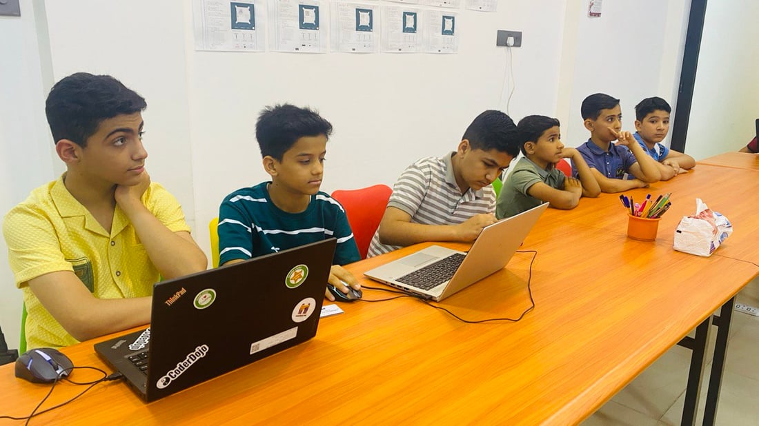 صور: ميسان “تتحكم بالروبوتات”.. إذا أعفيت من الامتحانات تعال إلى نادي البرمجة