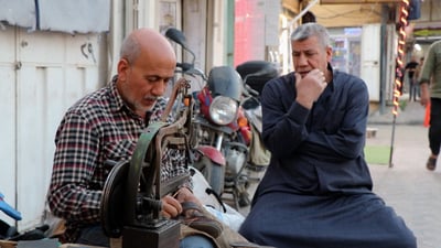 الكوت: أيقونة مصرية في ساحة حي العامل.. الاستيراد دمّر مهنة “الإسكافي” ولن أغادر