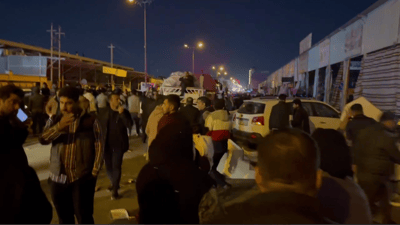 ئه‌و دوكانانه‌ى له‌ ئاگره‌كه‌ دوورن كه‌لوپه‌لیان كۆده‌كه‌نه‌وه‌