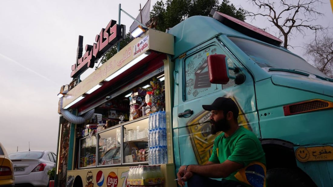 صور: بصراوي يعشق بغداد.. غيّر اسمه من أجلها وافتتح هذا الكشك المتنقل الرائع!