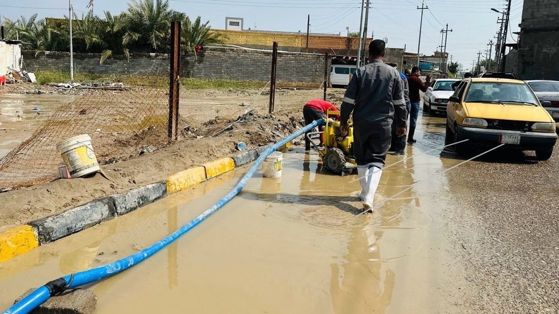 شاهد: الوضع مسيطر عليه شمال البصرة.. مير عثمان والجلال تواصل سحب مياه الأمطار