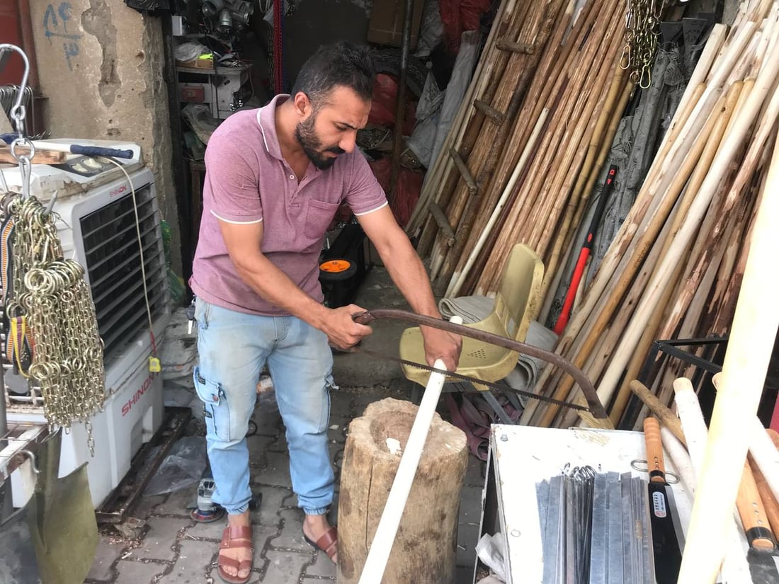 صور برائحة صفصاف الصويرة.. جعفر النجار يعرض صنائع يديه ويباهي بـ 100 عام مع الخشب