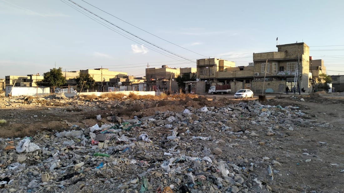 صور: هذه المنطقة البغدادية خارج الحياة منذ 20 سنة.. مختار الولداية يتحدث لفريق 964
