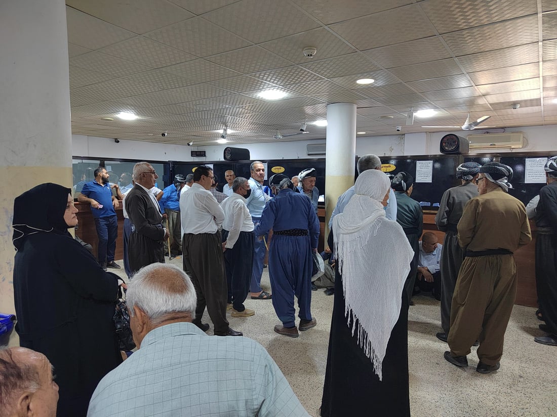 ازدحام في مصارف كردستان مع بدء صرف الوجبة الأولى من رواتب شهر أيار