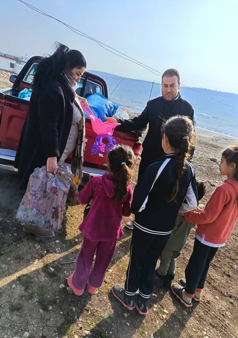 ژنە خۆبەخشێکی ئێزدی دیاری و هاوکاری گەیاندە منداڵە ئاوارەکانی کەمپی سەر چیای شنگال