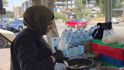 شەش ساڵە لەسەر شەقام لەفە دەفرۆشێت؛ ئاو بە خۆڕایی دەداتە کڕیارەکانی