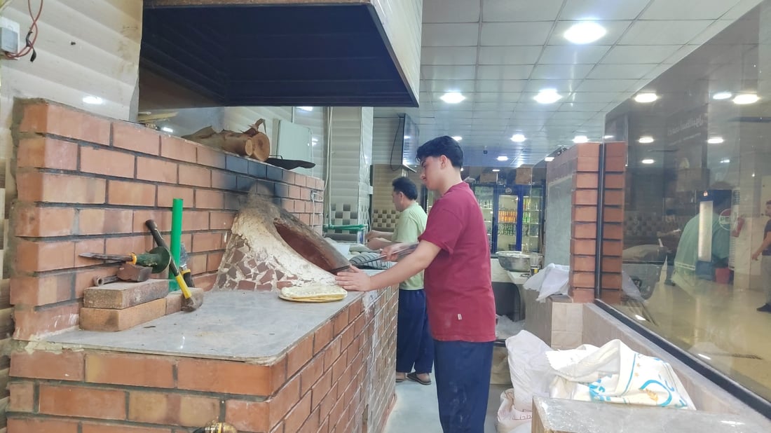 چێشتخانەیەک لە کەلار لەبەر بێ غازی بە دار نان دەکەن