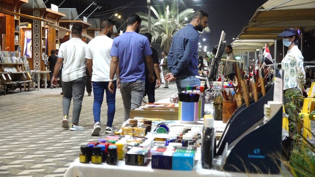 شاهد البصرة ليلاً.. شارع الكتب يضج باليافعين ويغريهم النقد الديني وأعمال الرواية