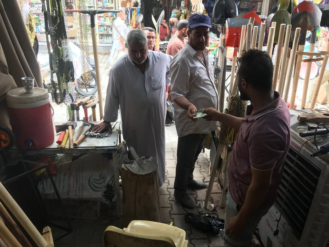 صور برائحة صفصاف الصويرة.. جعفر النجار يعرض صنائع يديه ويباهي بـ 100 عام مع الخشب