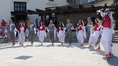 هونەرە میللییەكانی هەولێر لە چیك شایی و هەڵپەڕكێیان پێشكەش كرد