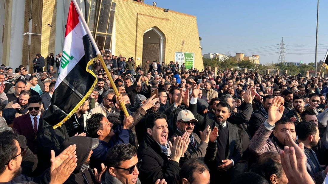 احتجاجات واسعة في النجف ضد إلغاء مخصصات الخدمة الجامعية