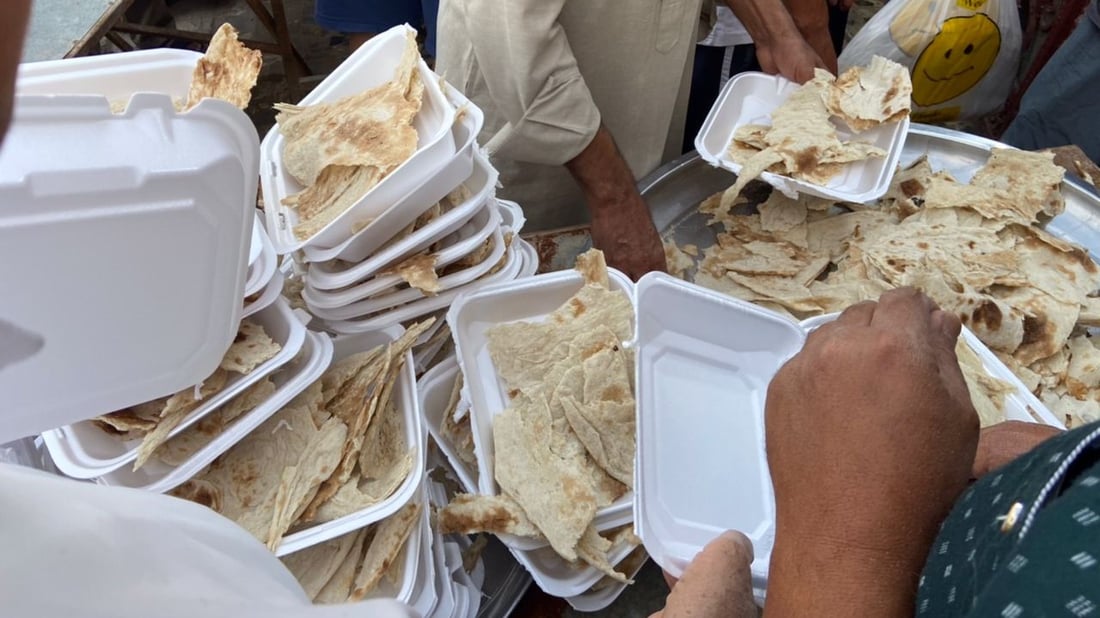 صور: طوابير أمام بيت أبو سجاد في الأبلة.. يوزع المسموطة على الناس من قِدر عملاق