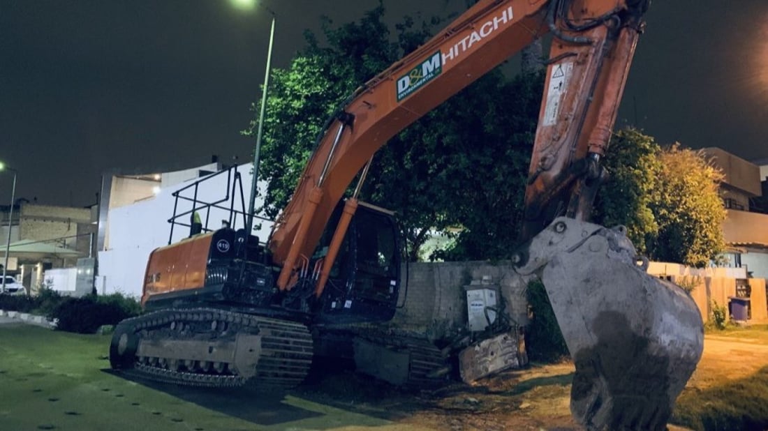 ليلة معقدة في اليرموك.. سائق جرافة يقع بحفرة جاء لإصلاحها!