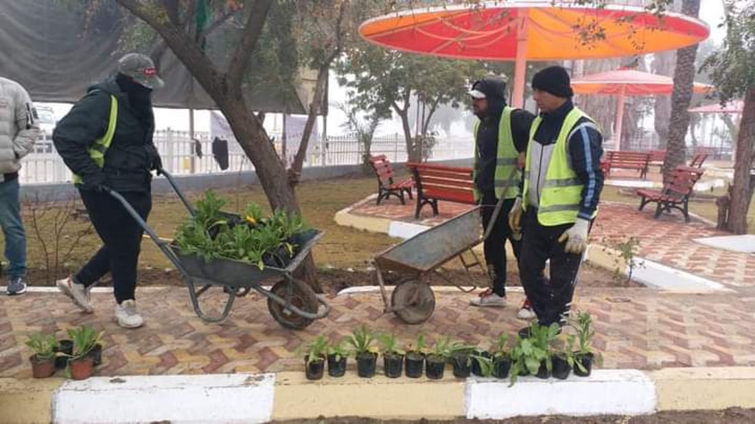 صور: حدائق شرقي بغداد تتنفس بأشجار جديدة وأزهار موسمية