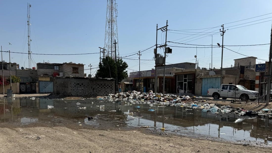 “امنحوهم مليون دينار”.. خور الزبير تتعاطف مع عمال النظافة وتغرق في النفايات (صور)