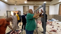 صور: 55 عجلاً و40 كبشاً لفقراء الموصل.. مساهمة المتبرعين ص...