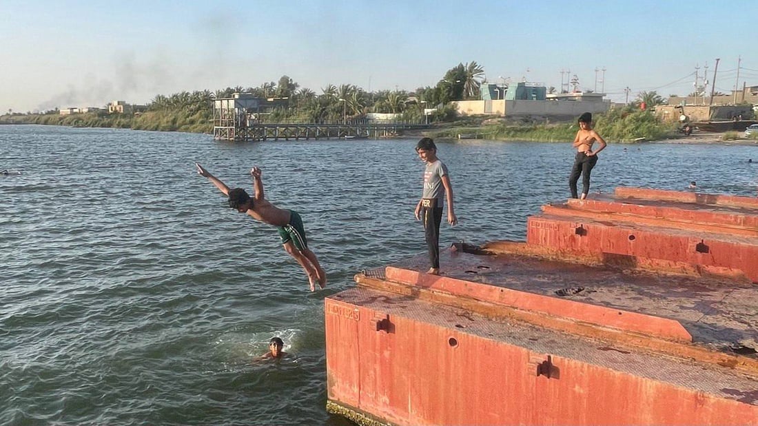 صور من البصرة: لا مفر من الشرجي إلا الفرات.. لكن السباحة لا تخلو من حوادث الغرق