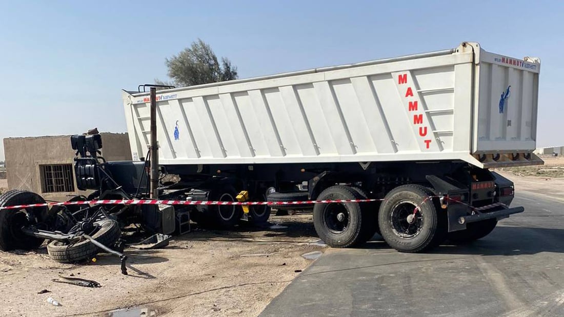 صور: قطار يصدم “تريلة” في حقل الرميلة بالبصرة.. السائق توفي فوراً