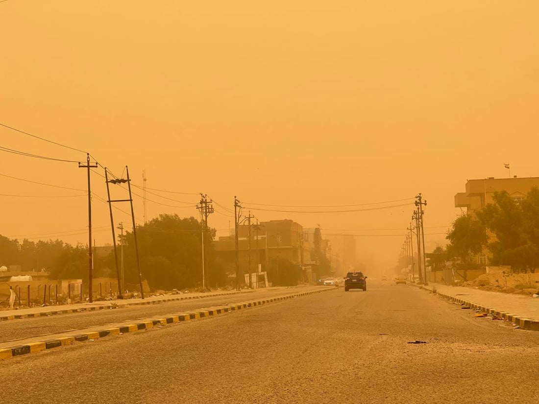 صور: عاصفة ترابية تحول سماء النجف إلى اللون الأحمر