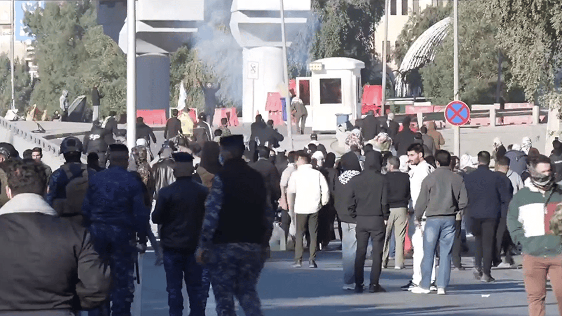 إسبانيا تحذر مواطنيها بالعراق: الفصائل في حداد.. احذروا المعلق واقتحام سفارة أميركا