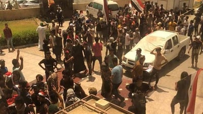 أوامر قبض بحق 8 من جرحى التظاهرات اعتدوا على موظف في الناصرية