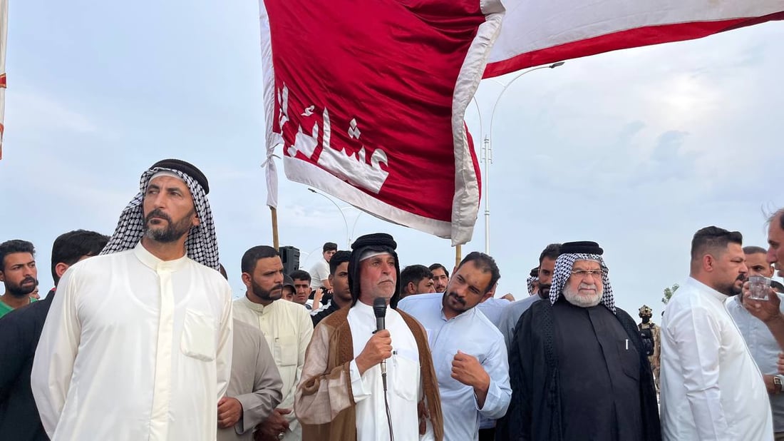 عشائر الهارثة تخرج راياتها للتظاهر.. الإهمال بات لا يطاق وهذه مجرد بداية (صور)