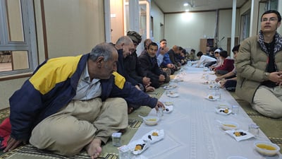 شەڕیانە لەسەر ئەوەی کێ زووتر خواردن ببات بۆ مزگەوت