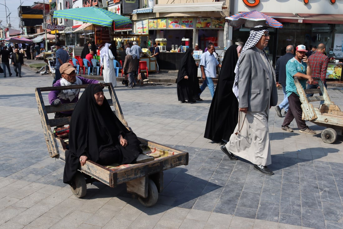 “عربانة الكاظمية” حل وحيد لنقل “العاجزين” من موقف السيارات الى “الحضرة”