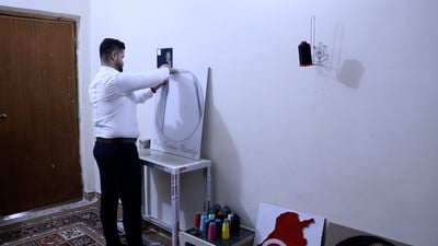 دكتور من الكوت يعيد إحياء فن السجون العثمانية ويقدم هدية لسفيرة أستراليا (فيديو)