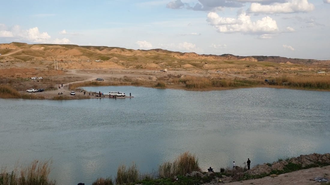 الأمطار تملأ بحيرة حمرين ومئات العوائل غنمت الفرصة وأنجحت النزهات.. صور من ديالى