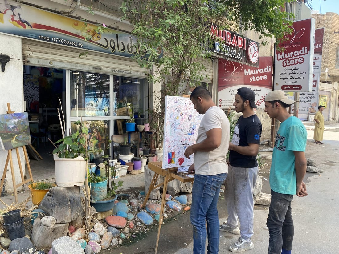 صور: المستقبل غامض وأحبك يا نبأ.. إقرأ ما كتبه الكبار والصغار أمام مرسم الناصرية