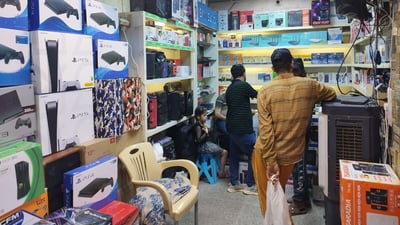 صور: ارتفاع مبيعات “PlayStation” في الحلة.. موسم الألعاب بدأ ولا حيلة للآباء
